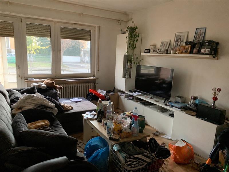 Vorher: vollgestelltes Wohnzimmer vor der Entrümpelung in Braunschweig